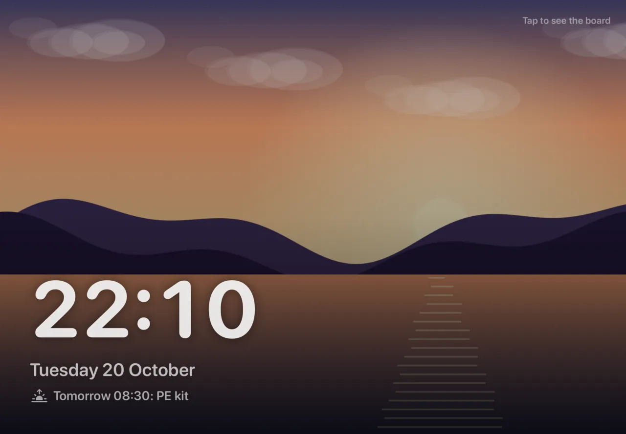 The night screen: a photo of an evening sky with a big clock, the date and tomorrow's first appointment.